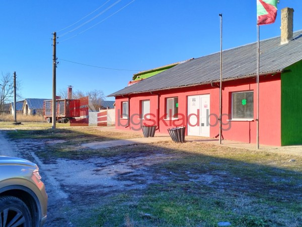 Продава бивша зърно база РЗП 2200 м2 в парцел 8000 м2 на 15 км. от гр.Тутракан
