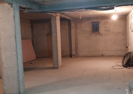 Продава гараж 20 кв.м. и два склада  в сутерен по 80 кв.м. в гр. Русе, квартал Ялта 
