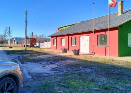 Продава бивша зърно база РЗП 2200 м2 в парцел 8000 м2 на 15 км. от гр.Тутракан Продава бивша зърно база РЗП 2200 м2 в парцел 8000 м2 на 15 км. от гр.Тутракан